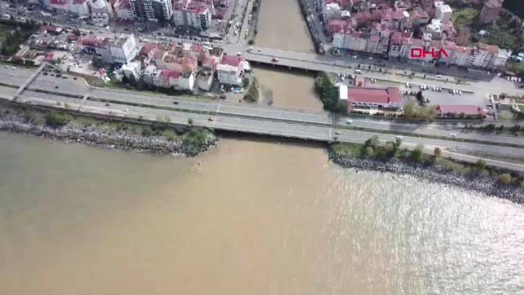 Trabzon’da sel sonrası Karadeniz’in rengi değişti 13